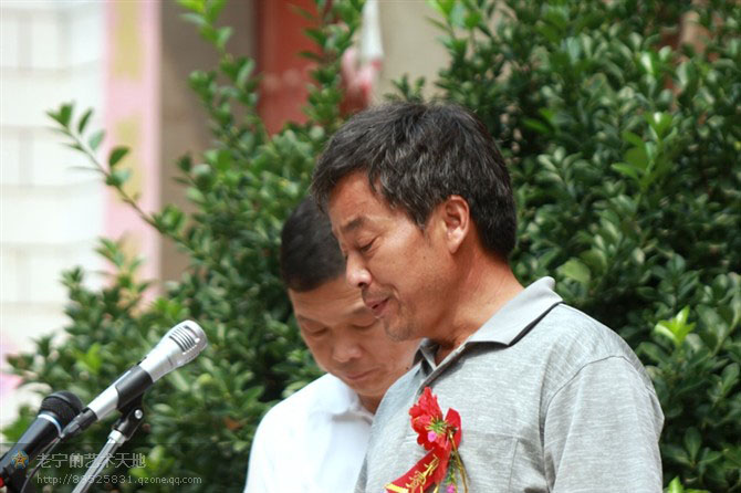 班沟村支部书记对教育基地建立九年来为青少年健康成长教育所发挥的作用情况进行介绍