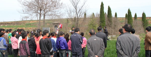 由爱国主义教育基地负责人介绍杨体锐烈士的英雄事迹